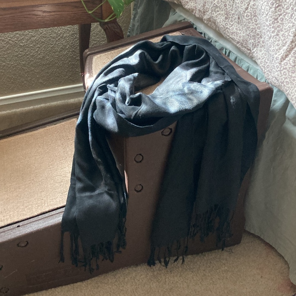 🖤 Black Fine Viscose Shawl Tasseled